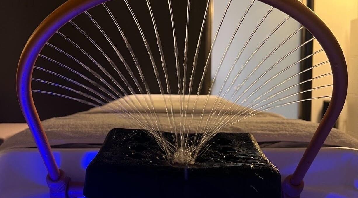 Arco de hidroterapia en The SALON, Manresa, Catalunya, ES, que ofrece una experiencia de relajación suprema.
