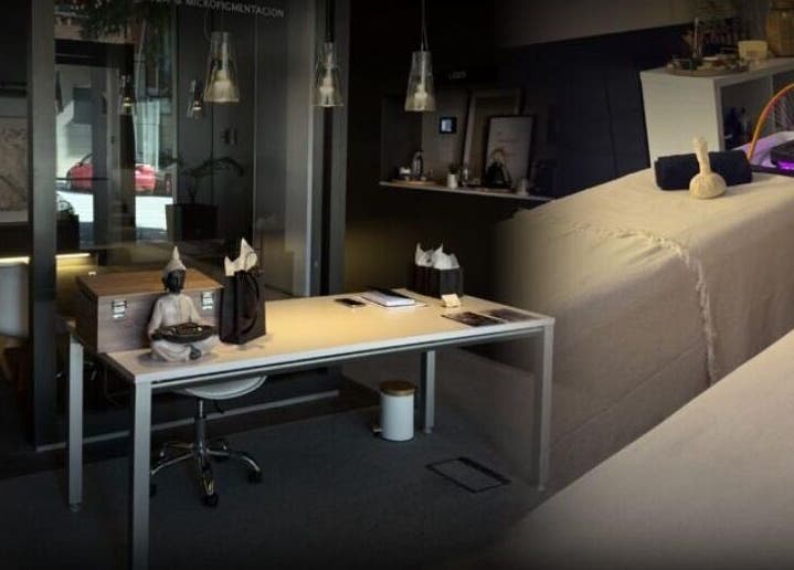 Interior de The SALON en Manresa, Catalunya, ES, mostrando un espacio de bienestar con mesa y camillas.