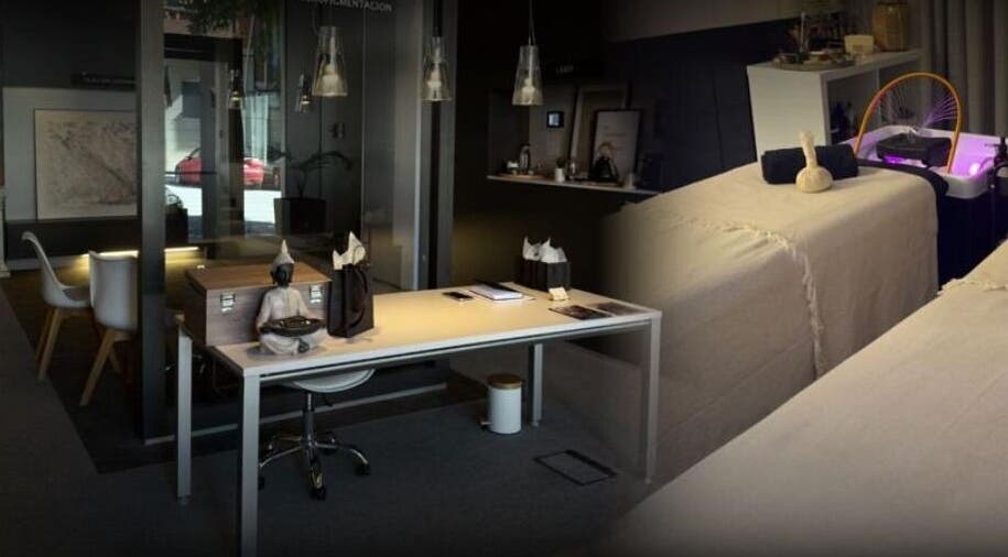 Interior de The SALON en Manresa, Catalunya, ES, mostrando un espacio de bienestar con mesa y camillas.