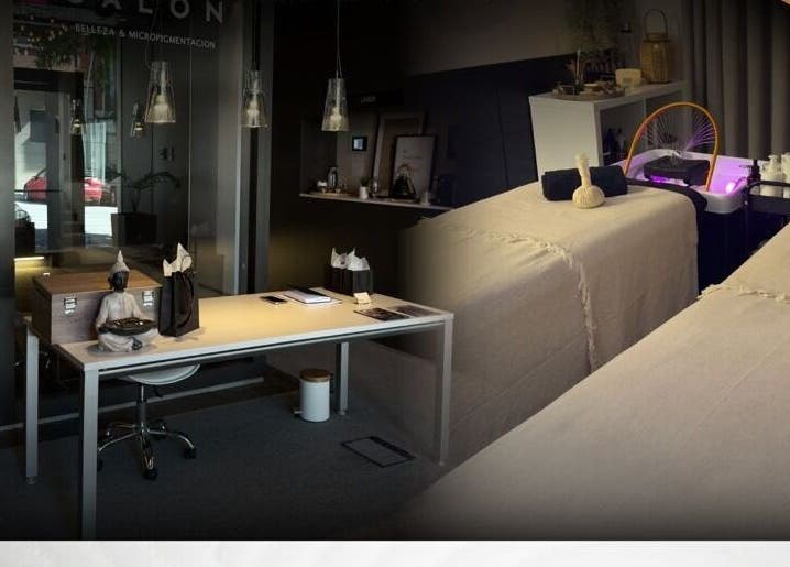 Interior de The SALON en Manresa, Catalunya, ES, mostrando mesas de tratamiento y decoración elegante.