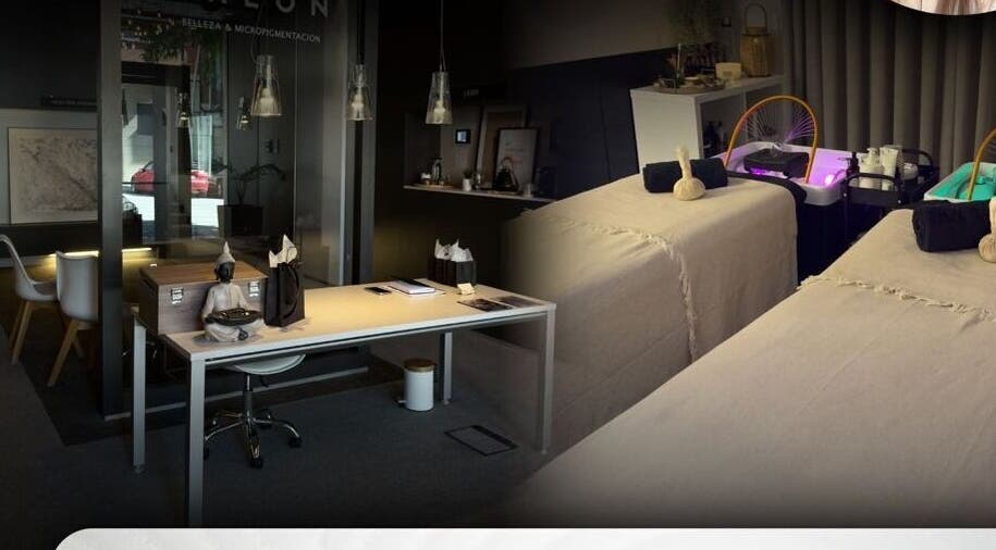 Interior de The SALON en Manresa, Catalunya, ES, mostrando mesas de tratamiento y decoración elegante.