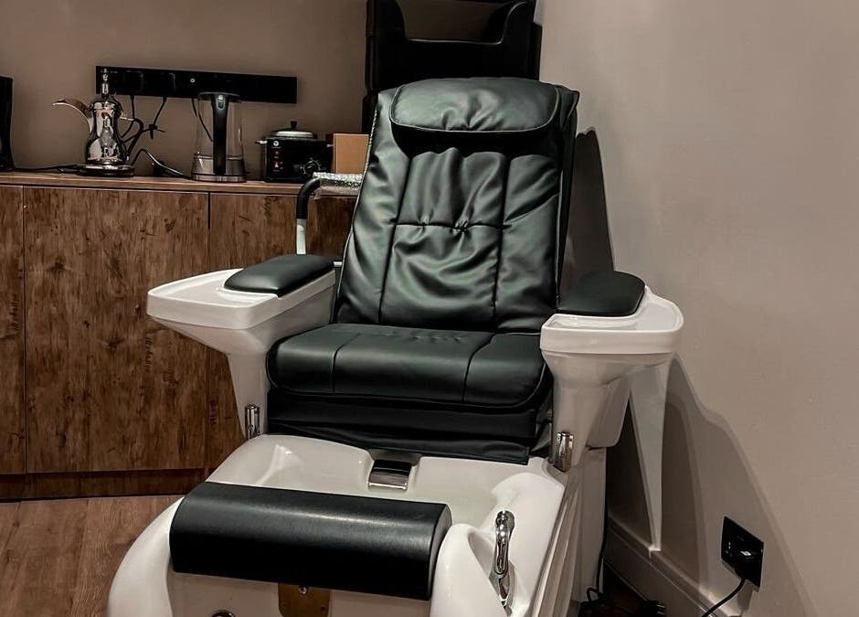Modern barber chair at Poco Pelo Barbershop in Al Khobar, Eastern Province, SA offering comfort and style.