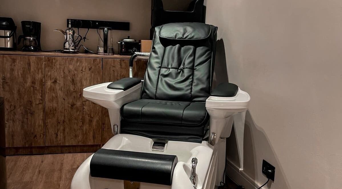 Modern barber chair at Poco Pelo Barbershop in Al Khobar, Eastern Province, SA offering comfort and style.