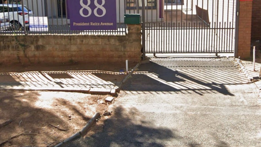 Entrance gate to 💎 Diamond_Doll_Studio, located on President Reitz Avenue in Bloemfontein, Free State, ZA.
