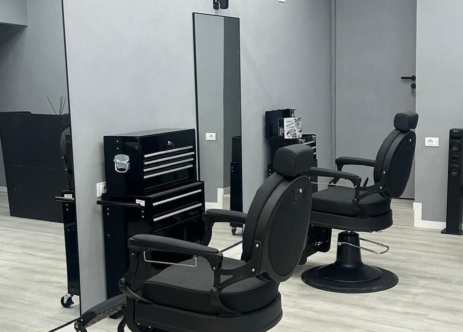 Interno del Carlu barber club a San Maurizio Canavese, Torino, IT con sedie da barbiere eleganti e moderne.