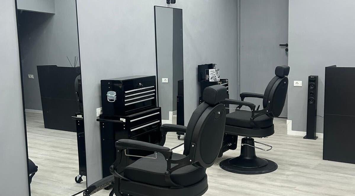 Interno del Carlu barber club a San Maurizio Canavese, Torino, IT con sedie da barbiere eleganti e moderne.
