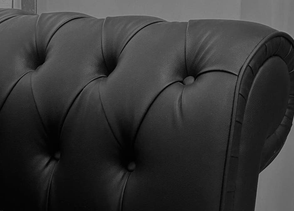 Dettaglio sedia in pelle nera presso Carlu barber club, San Maurizio Canavese, Torino, IT.