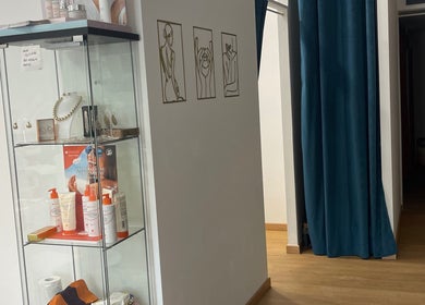 Vetrina di eleganti prodotti di bellezza a Mondo Cosmesi di Chiara Ferreri, Mussomeli, Sicilia, IT.