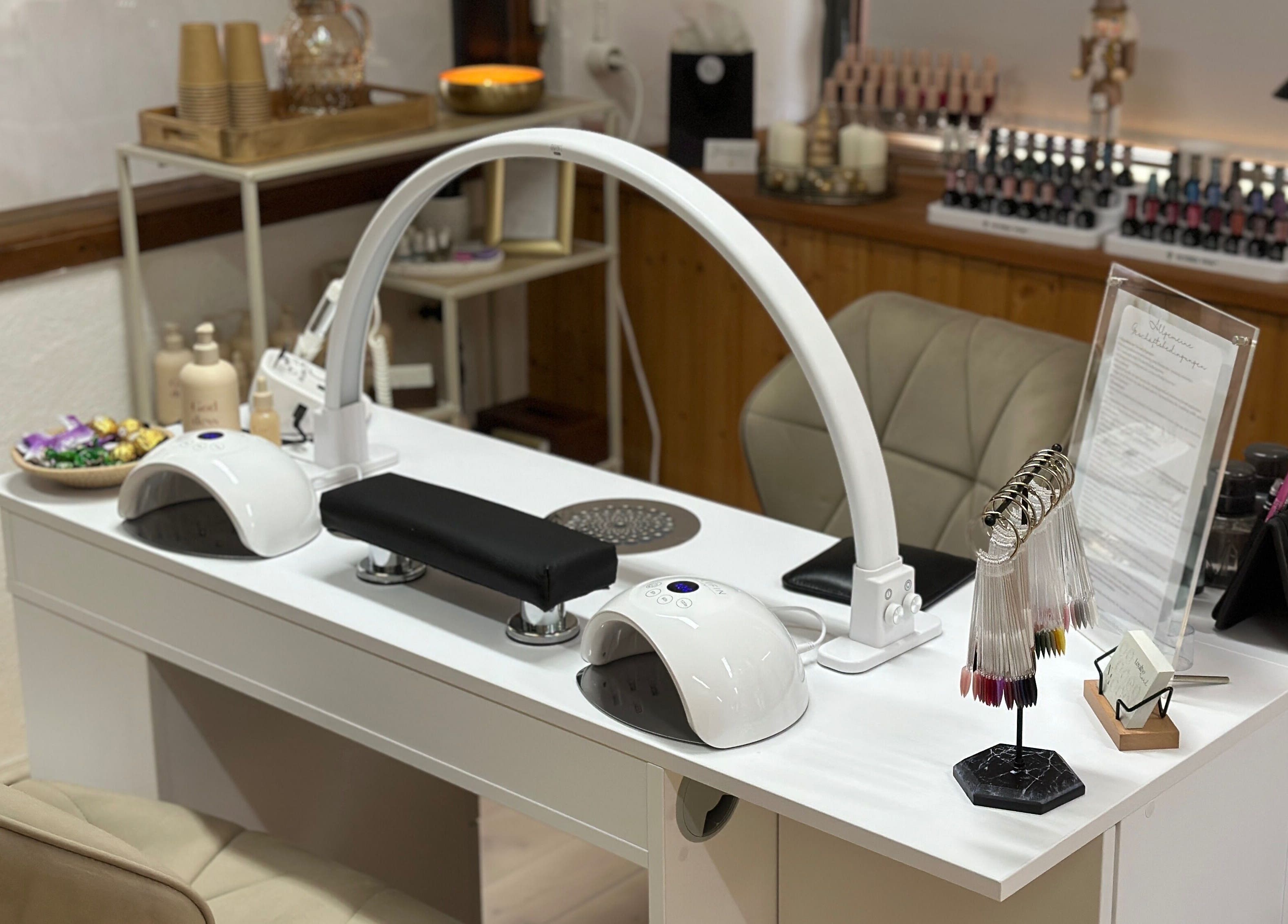 Eleganter Nageltisch bei Nude Atelier By Bianka, Scuol, Graubünden, CH, mit moderner Ausstattung.