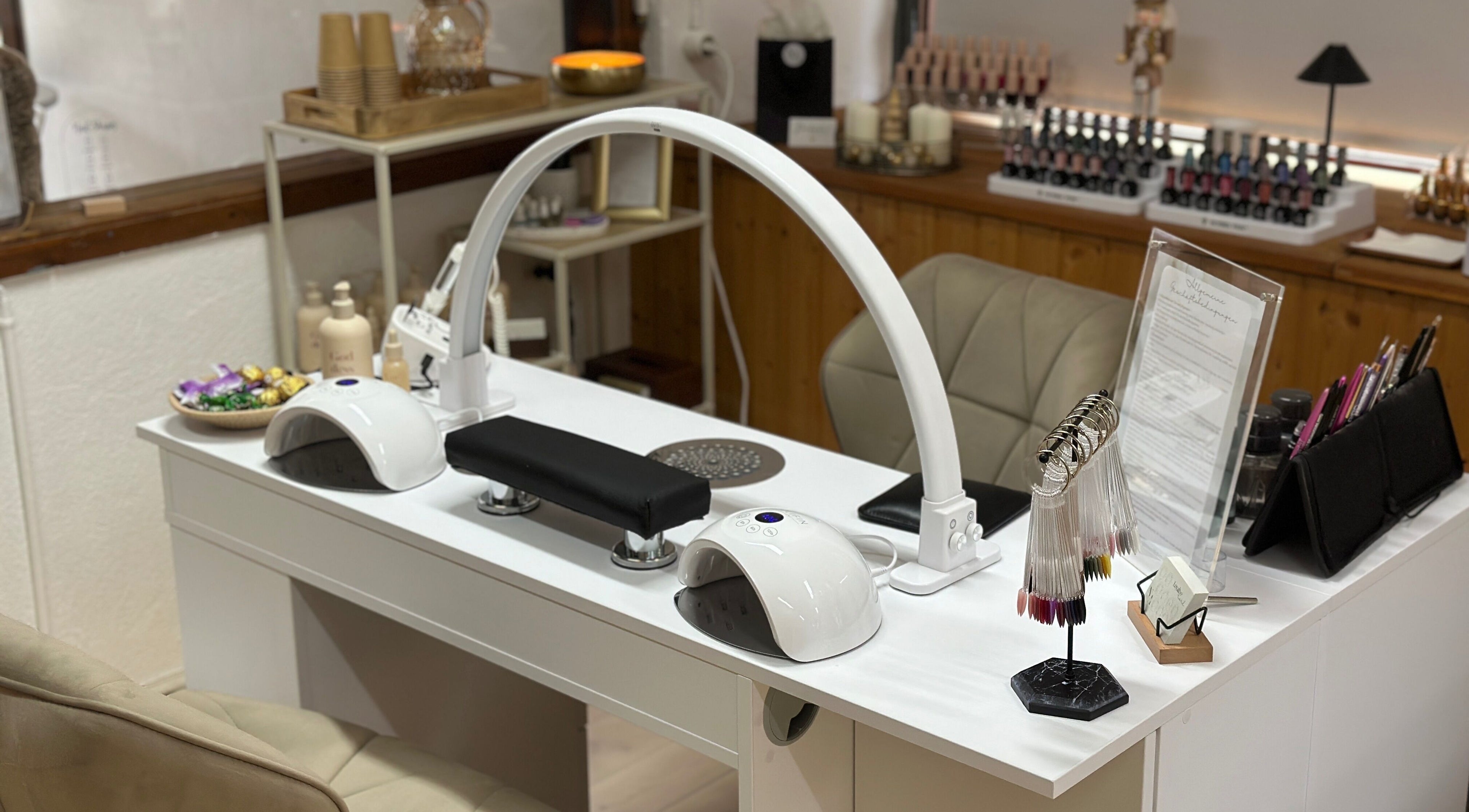 Eleganter Nageltisch bei Nude Atelier By Bianka, Scuol, Graubünden, CH, mit moderner Ausstattung.