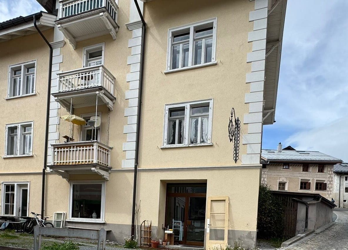 Nude Atelier By Bianka an einer bezaubernden Straßenecke in Scuol, Graubünden, CH mit einladender Fassade.