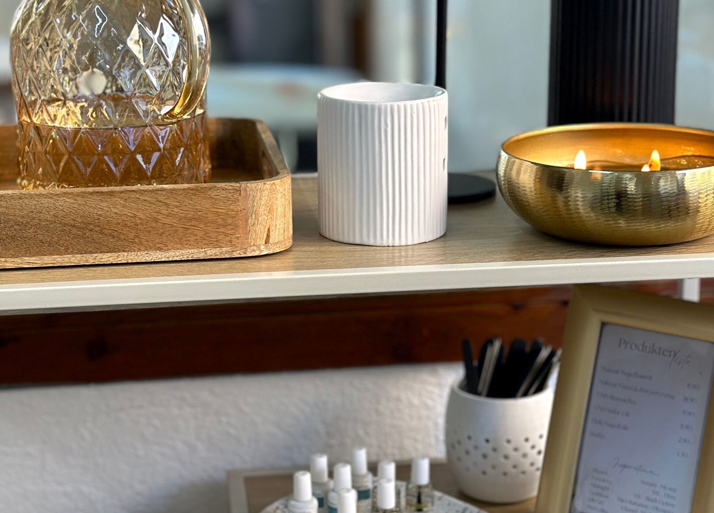 Stilvolle Wellness-Ecke bei Nude Atelier By Bianka, Scuol, Graubünden, CH mit Kerze und Karaffe.