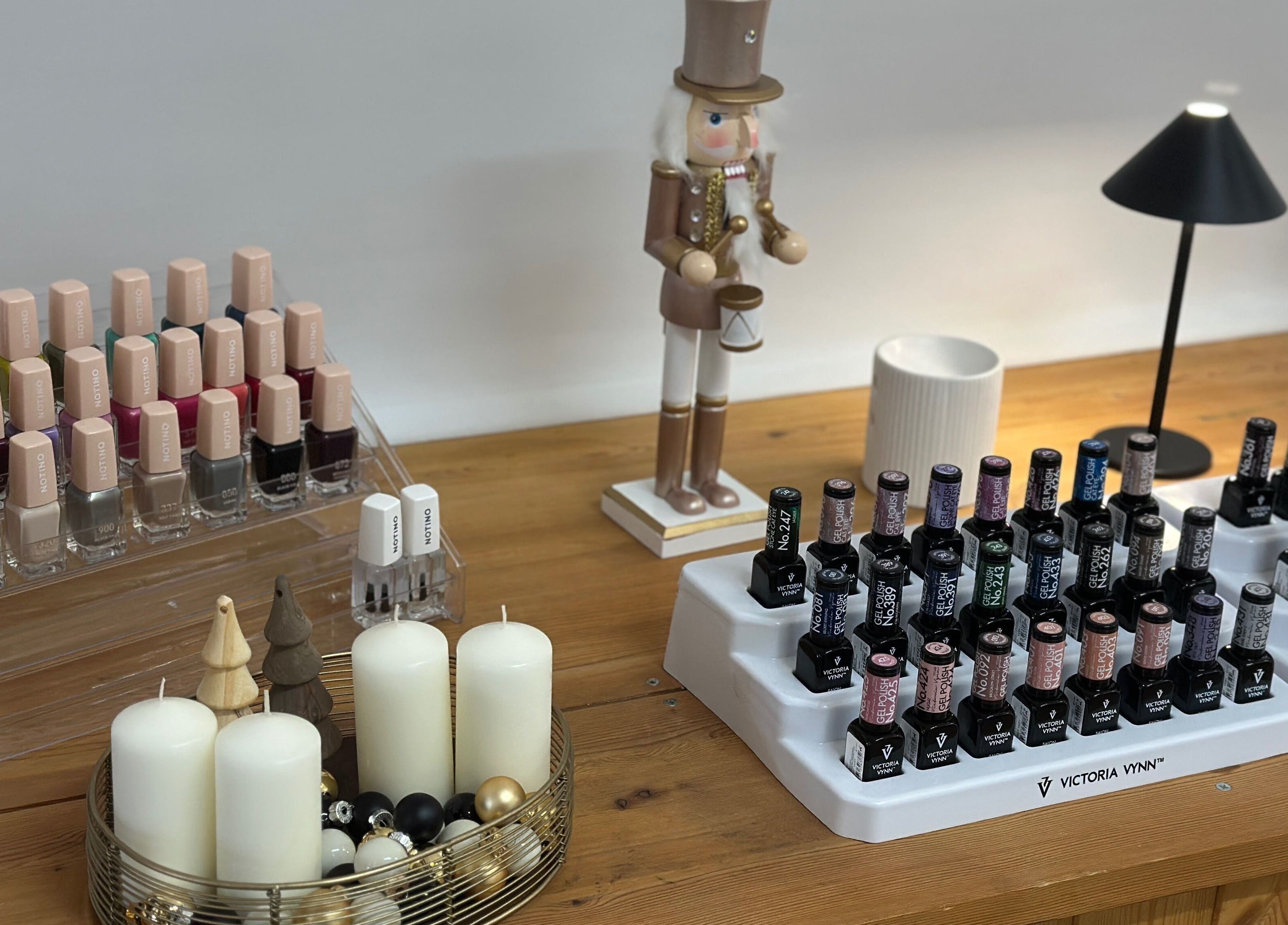 Nagellack-Ausstellung im Nude Atelier By Bianka in Scuol, Graubünden, CH. Perfekt organisiert auf einem Holztisch.