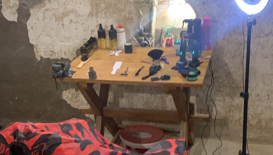 Stůl s nástroji v salonu maximcuts, Středočeský Kraj, CZ. Připraveno pro beauty služby.