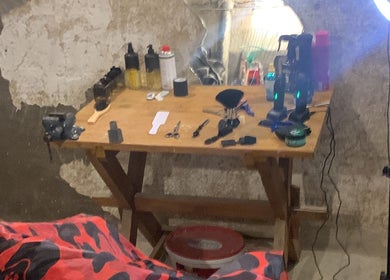Stůl s nástroji v salonu maximcuts, Středočeský Kraj, CZ. Připraveno pro beauty služby.