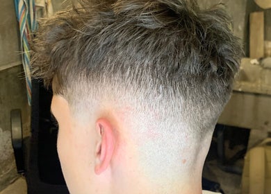 Moderní účes s fade střihem v salonu maximcuts, Středočeský Kraj, Středočeský Kraj, CZ.