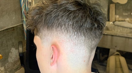 Moderní účes s fade střihem v salonu maximcuts, Středočeský Kraj, Středočeský Kraj, CZ.