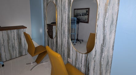 Elegant salon mirrors and chairs at Blueberry Locs Uk, Longfield, England, GB.