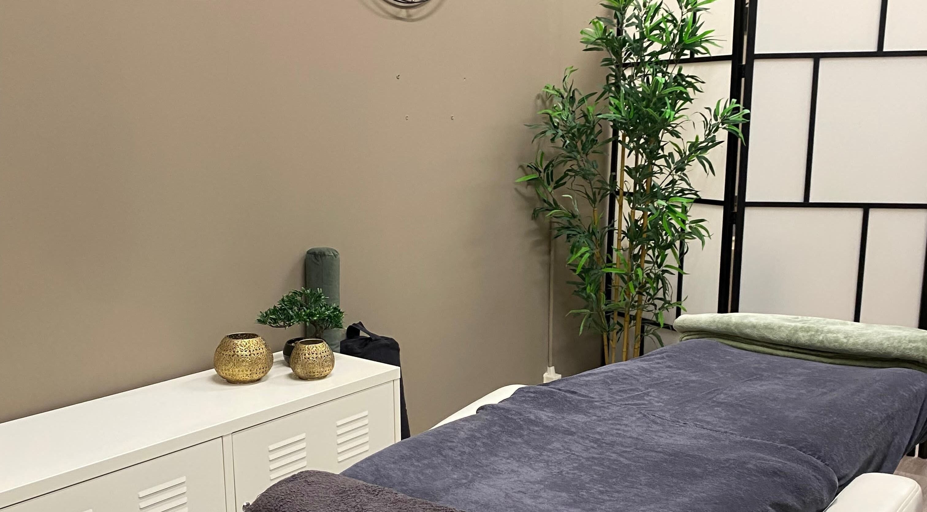 Ontspannende massagekamer bij GOLDN SOUL beauty & care in Breda, Noord-brabant, NL met rustgevende decoratie.
