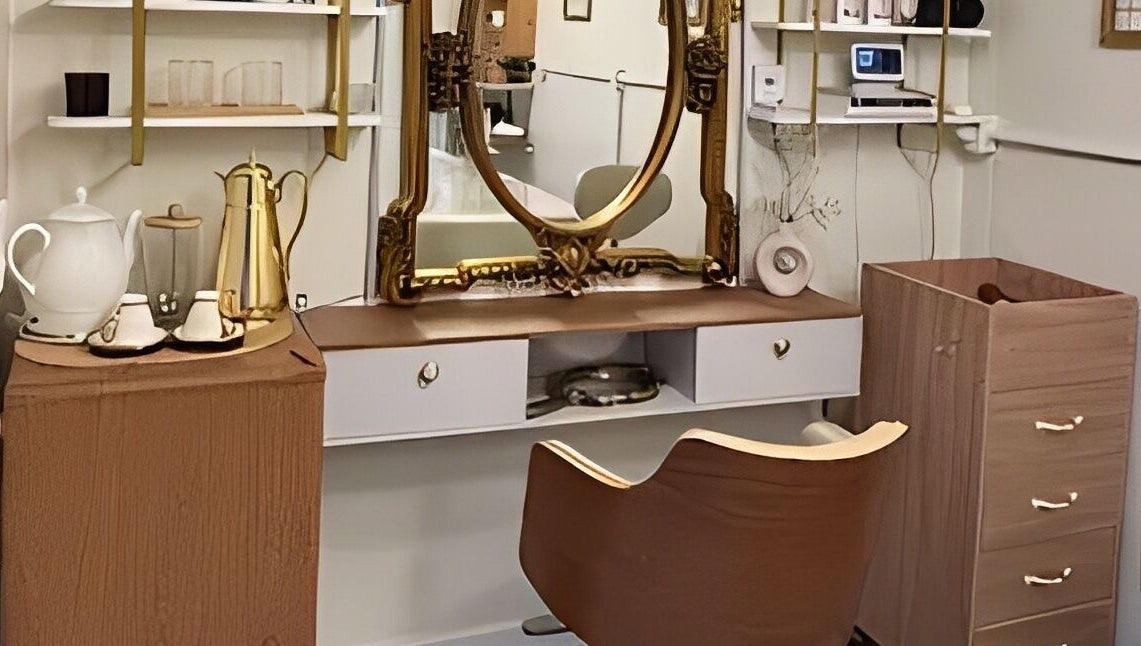 Sala de beleza do Atelliê 28 com espelho vintage, Santa Catarina, Santa Catarina, BR.