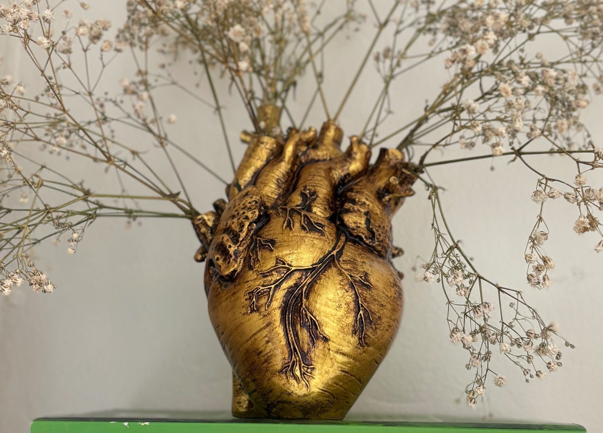 Vaso dourado em forma de coração com flores delicadas no Atelliê 28, Santa Catarina, Santa Catarina, BR.