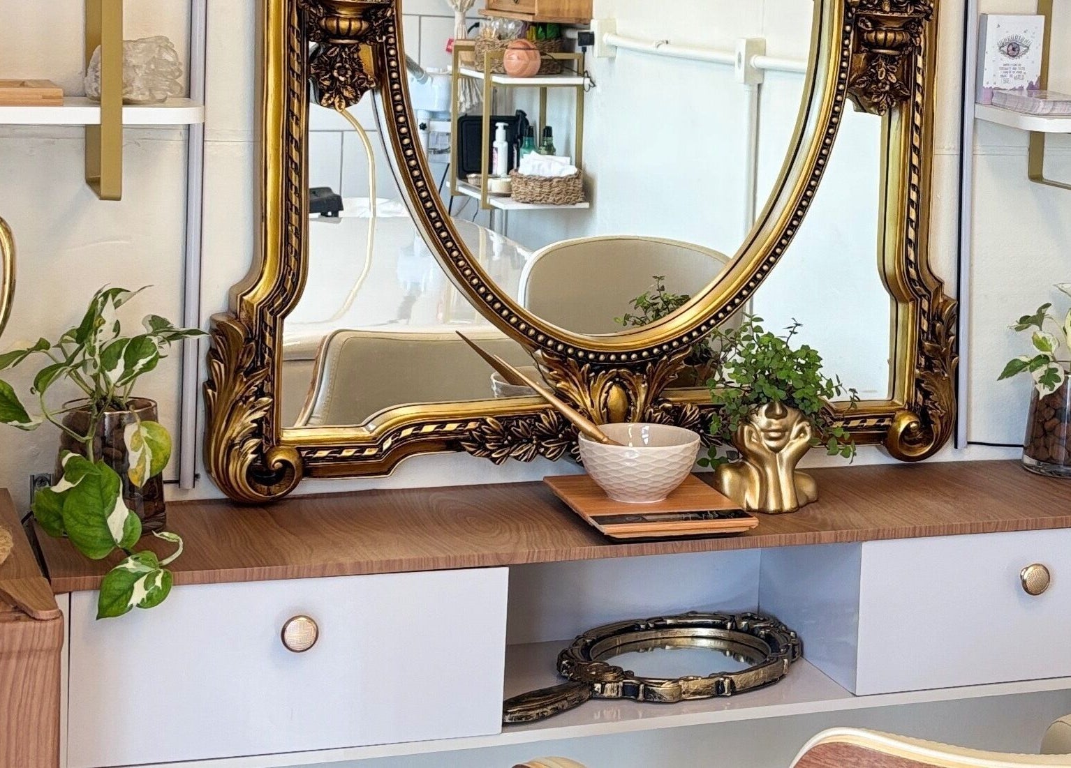 Espelho dourado decorativo em Atelliê 28, Santa Catarina, BR, refletindo estilo e elegância no ambiente.