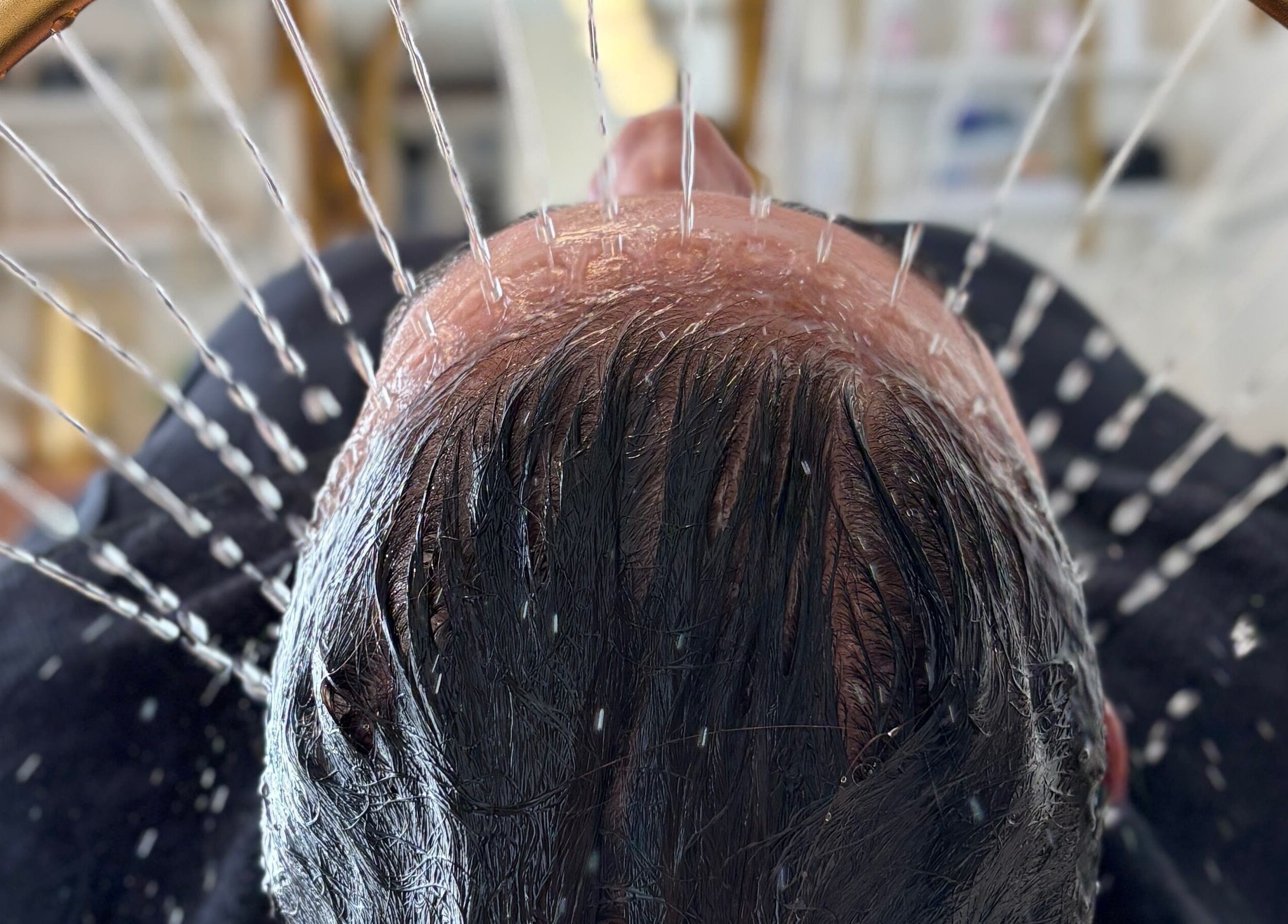 Tratamento de cabelo com água no Atelliê 28 em Santa Catarina, Santa Catarina, BR.