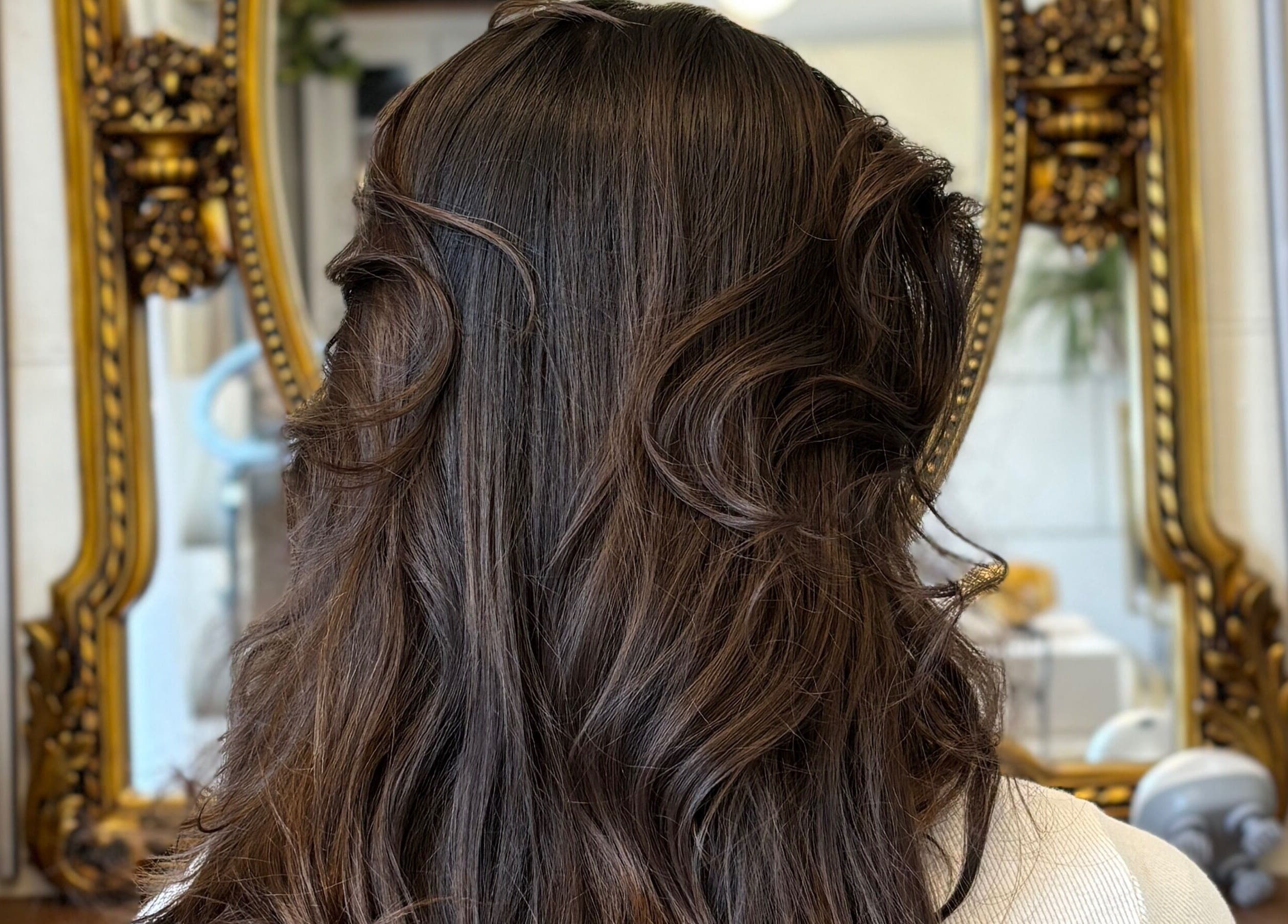 Cabelo ondulado em frente a espelho dourado no Atelliê 28, Santa Catarina, Santa Catarina, BR.