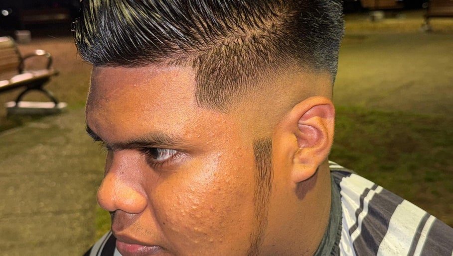 Corte de cabello moderno en VIAZABARBEL, Panamá, Provincia De Panamá, PA. Estilo degradado impecable.