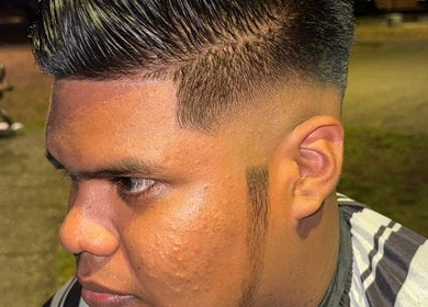 Corte de cabello moderno en VIAZABARBEL, Panamá, Provincia De Panamá, PA. Estilo degradado impecable.