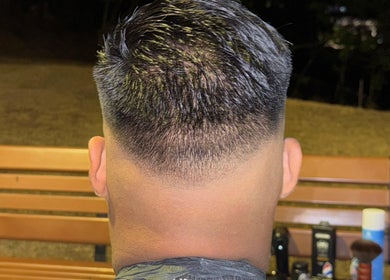 Elegante corte de cabello en VIAZABARBEL, Panamá, Provincia De Panamá, PA, luz natural resalta el estilo.