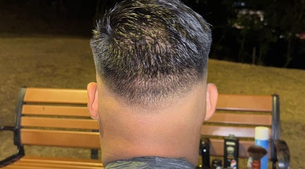 Elegante corte de cabello en VIAZABARBEL, Panamá, Provincia De Panamá, PA, luz natural resalta el estilo.