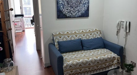 Área de espera con sofá en Carolina Guiñez Studio, Vitacura, Región Metropolitana, CL.