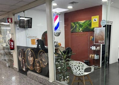 Entrada do Davidson Barbeiro em Carcavelos, Lisboa, PT, apresentando interior acolhedor.
