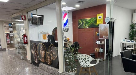 Entrada do Davidson Barbeiro em Carcavelos, Lisboa, PT, apresentando interior acolhedor.
