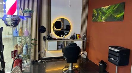 Interior moderno da barbearia Davidson Barbeiro em Carcavelos, Lisboa, PT com espelho iluminado e cadeira de barbeiro.