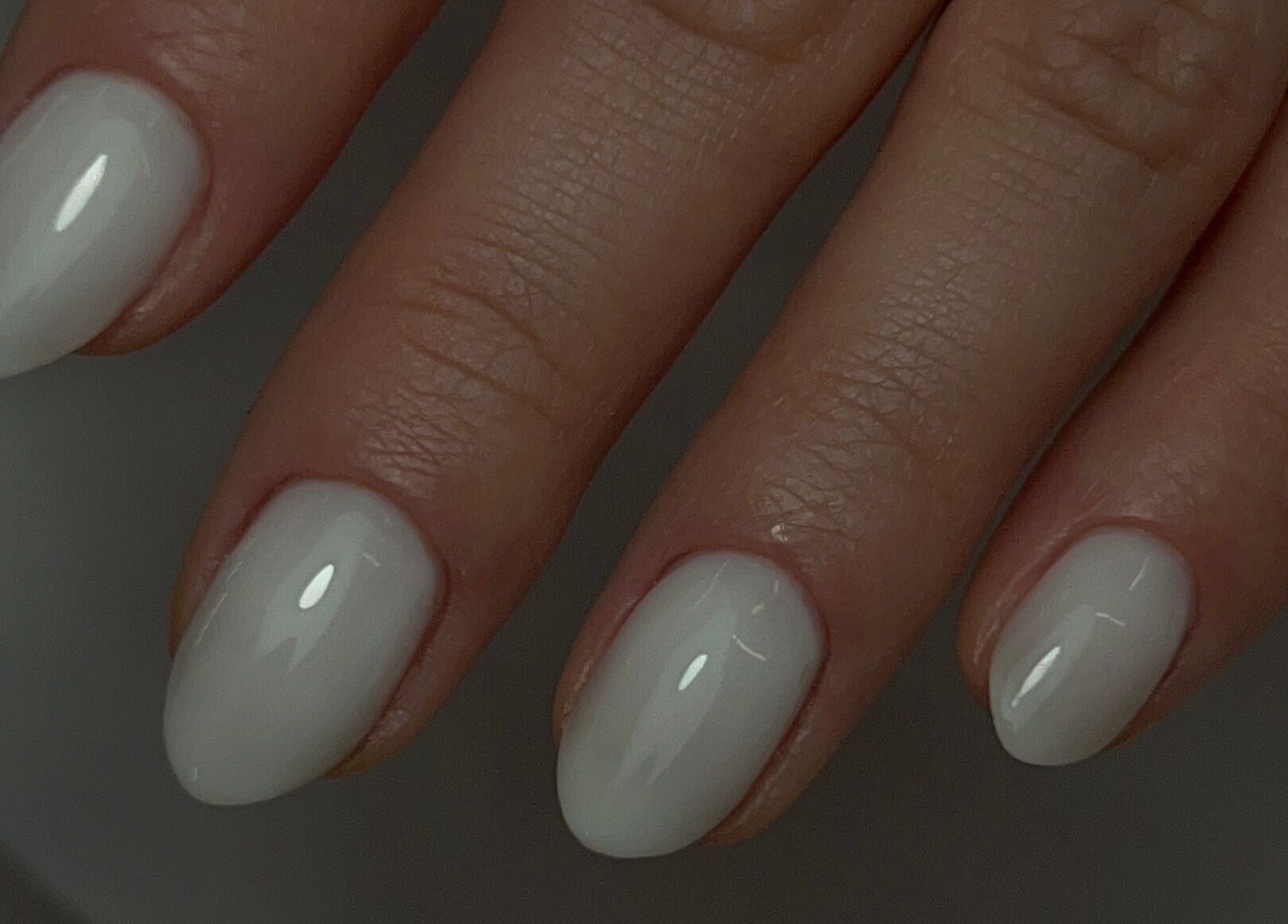 Unhas brancas elegantes na HSR Beauty, Dublin, Condado De Dublin, IE.
