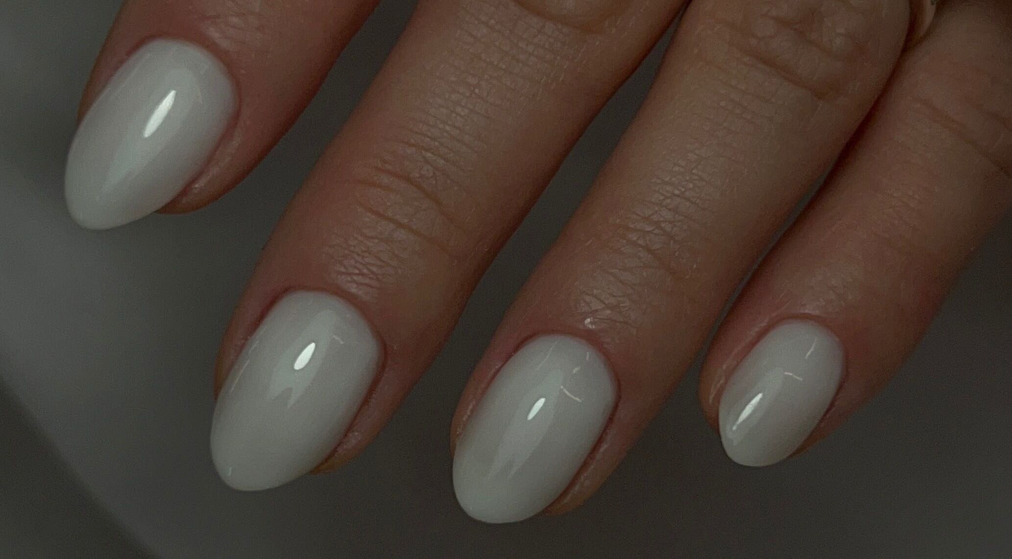 Unhas brancas elegantes na HSR Beauty, Dublin, Condado De Dublin, IE.