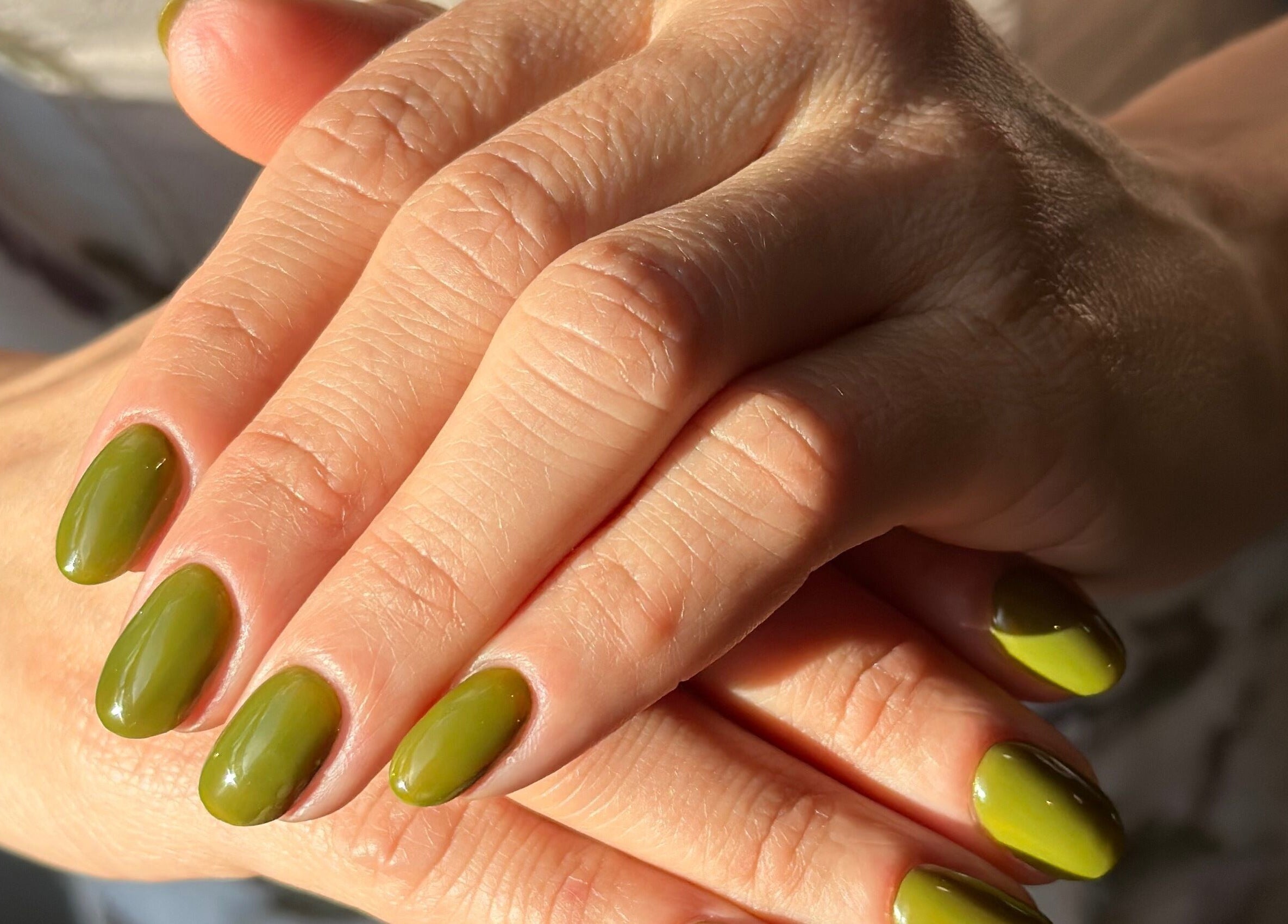 Unhas verdes bem cuidadas no HSR Beauty, Dublin, Condado De Dublin, IE, destacam elegância e estilo.