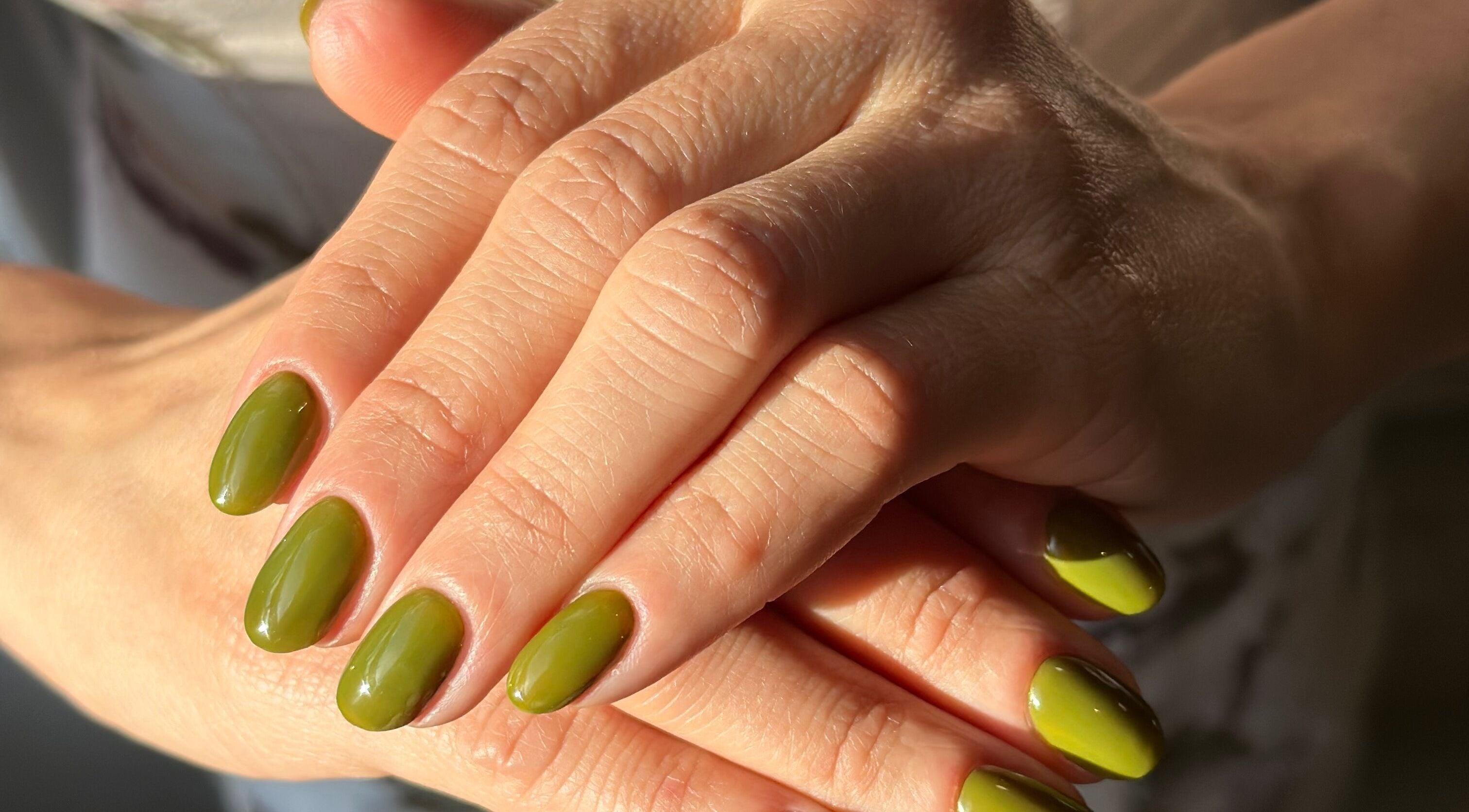 Unhas verdes bem cuidadas no HSR Beauty, Dublin, Condado De Dublin, IE, destacam elegância e estilo.