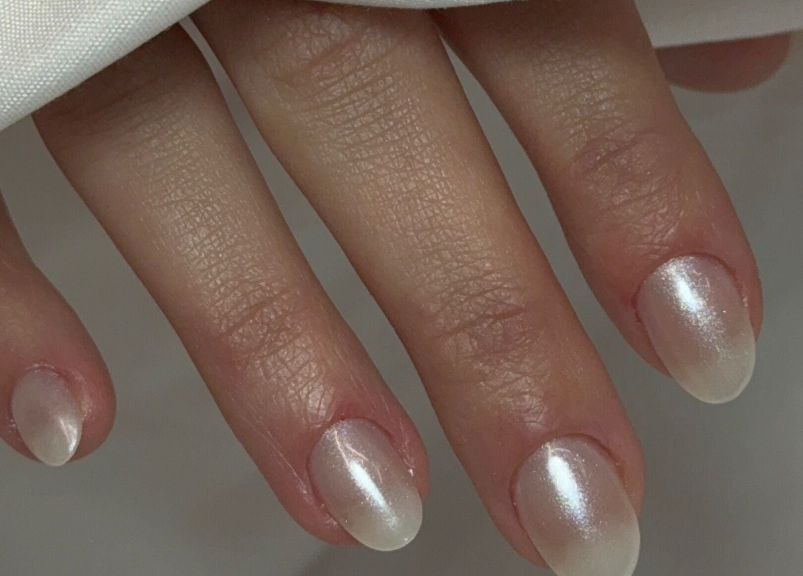 Manicure perolada sofisticada no HSR Beauty, Dublin, Condado De Dublin, IE.