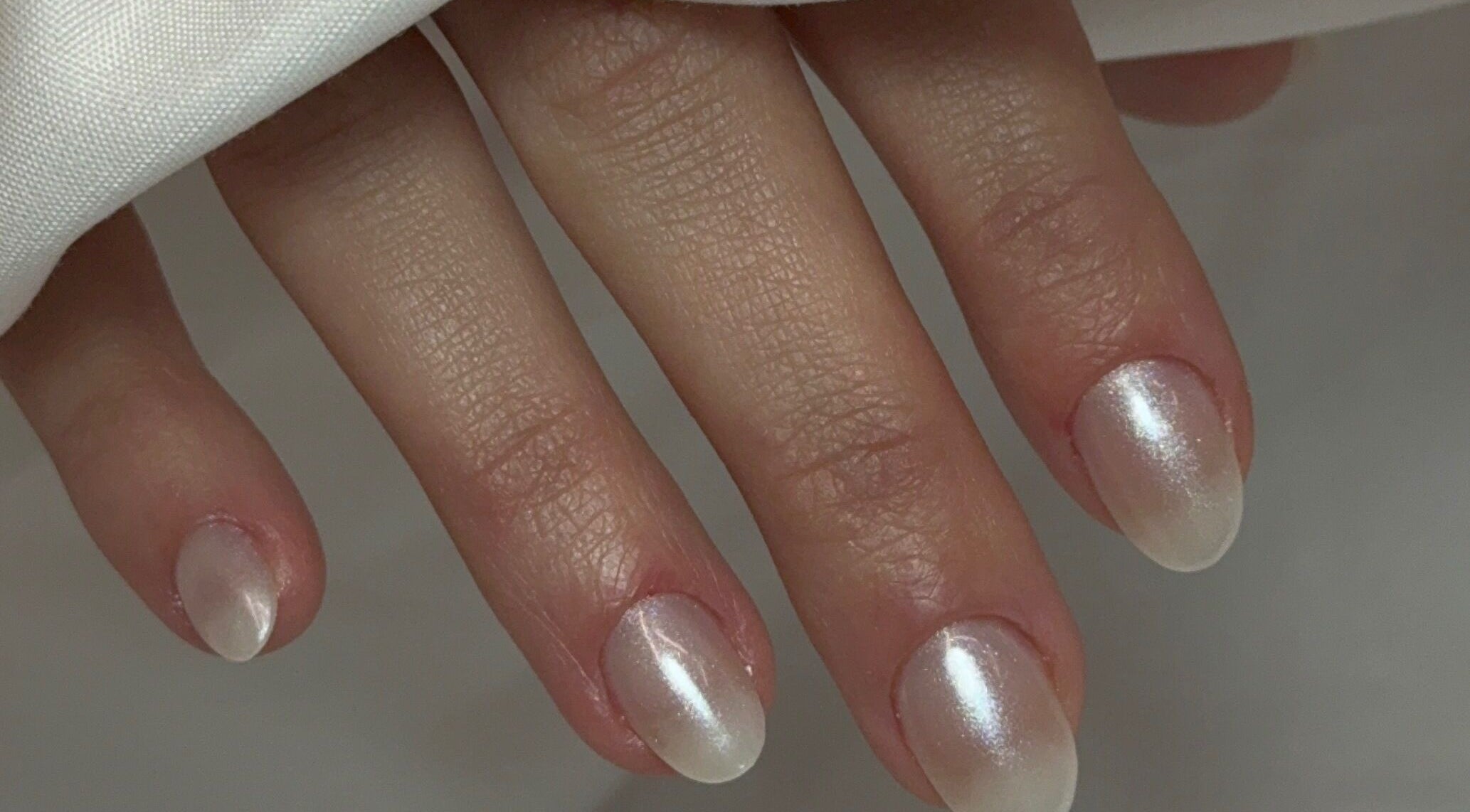 Manicure perolada sofisticada no HSR Beauty, Dublin, Condado De Dublin, IE.