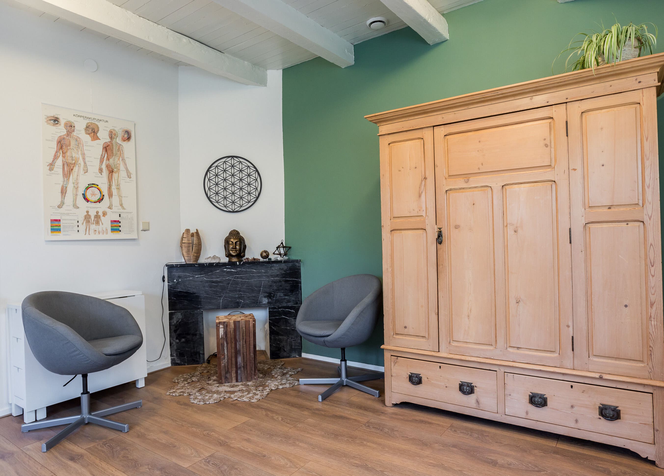 Interieur van Pauze met Marijke in Leiden, Zuid-holland, NL met houten kast en designstoelen.