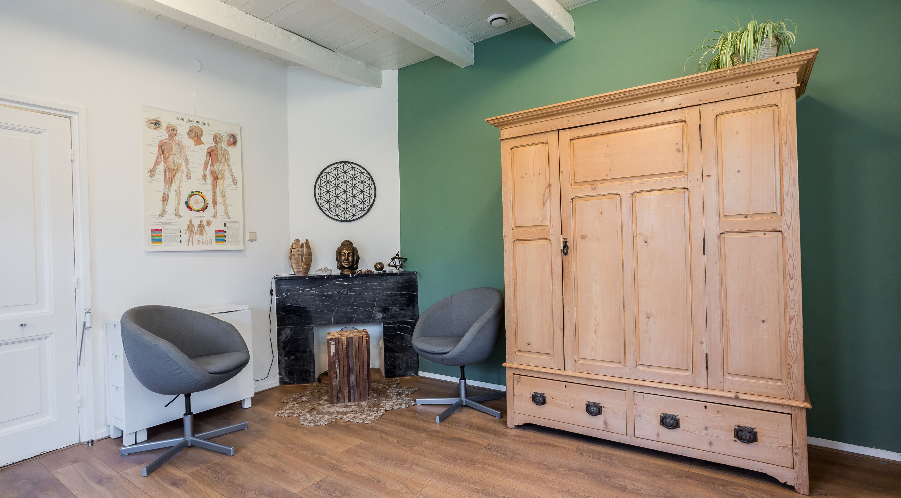 Interieur van Pauze met Marijke in Leiden, Zuid-holland, NL met houten kast en designstoelen.