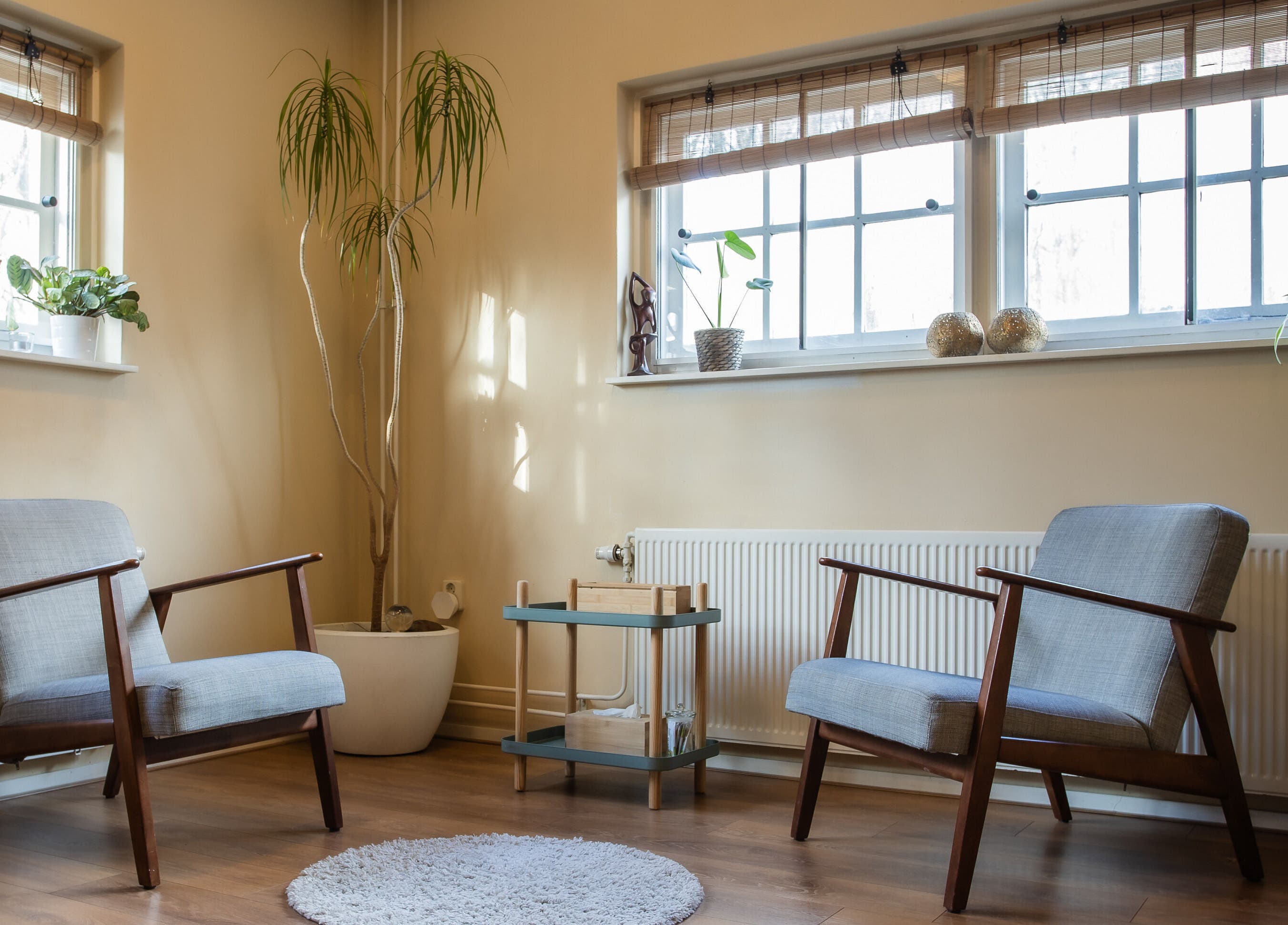 Gezellige lounge met stoelen bij Pauze met Marijke in Leiden, Zuid-Holland, NL.