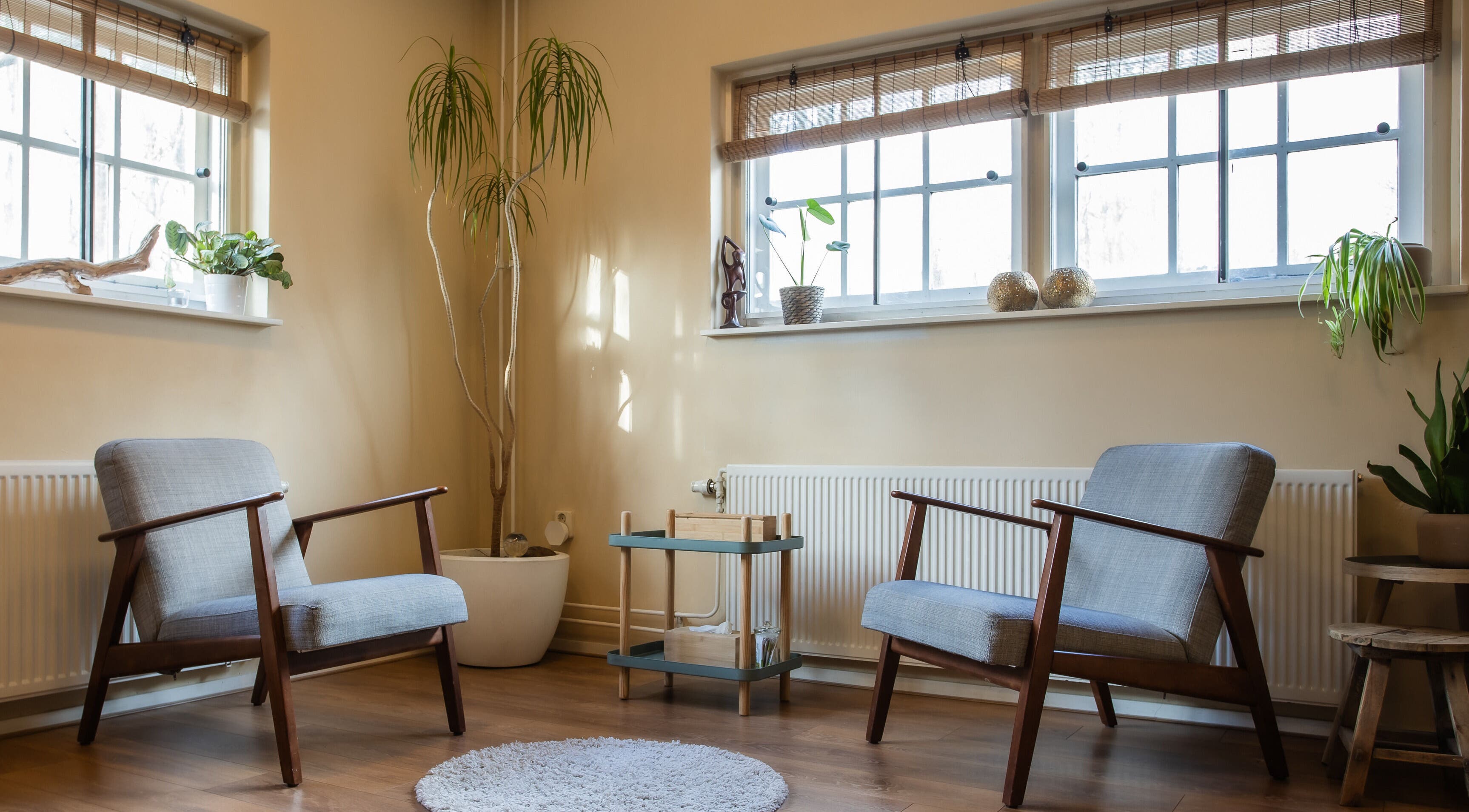 Gezellige lounge met stoelen bij Pauze met Marijke in Leiden, Zuid-Holland, NL.