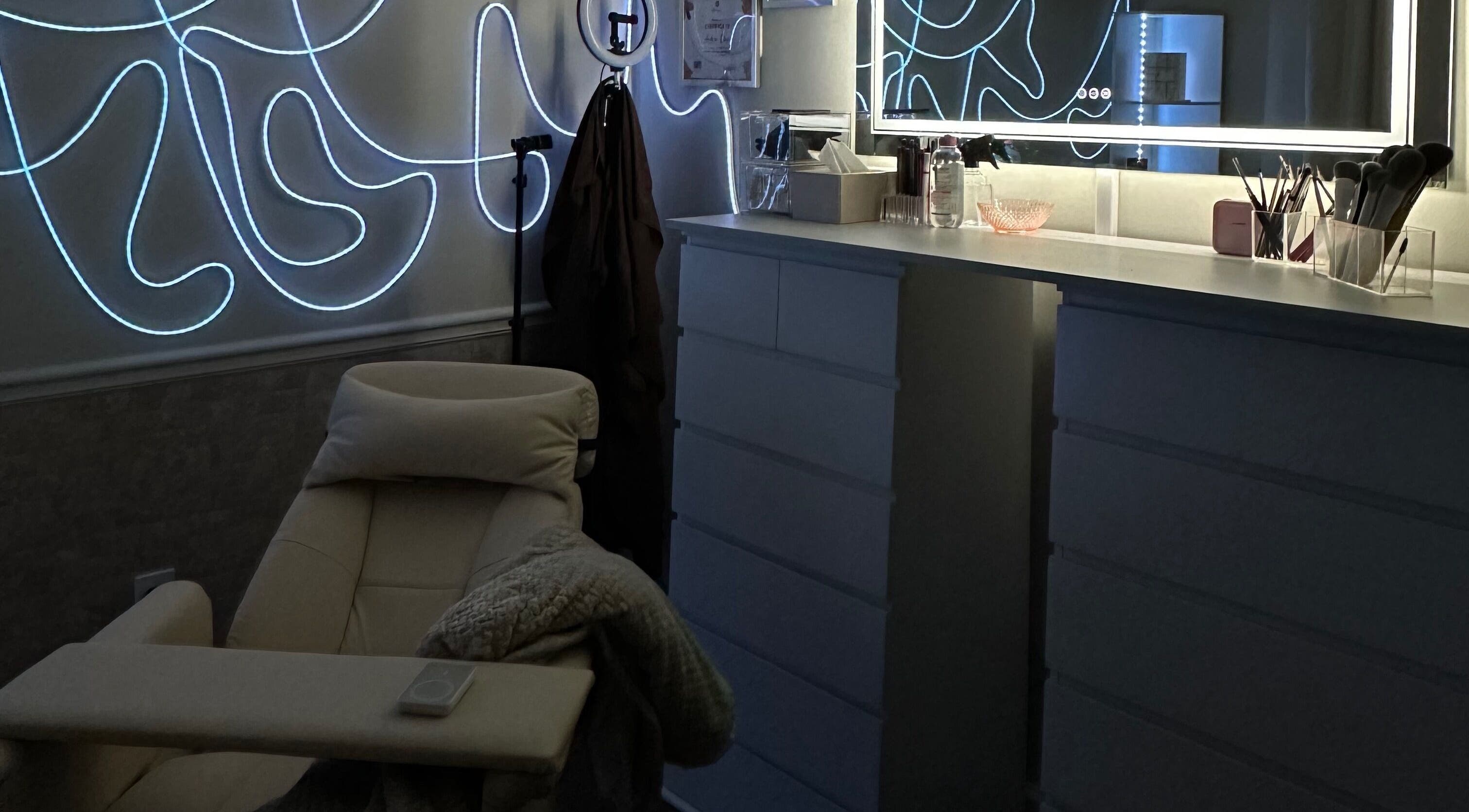 Cozy treatment room at Luxe by Lia in Atlanta, Georgia, US with ambient lighting and comfortable seating.