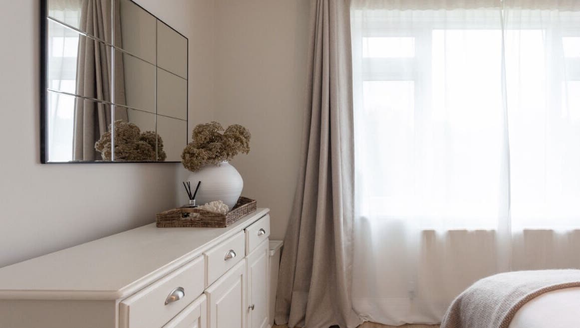 Bright, serene room at Oak + Glow, Chaldon, England, GB, featuring elegant decor and comforting ambiance.