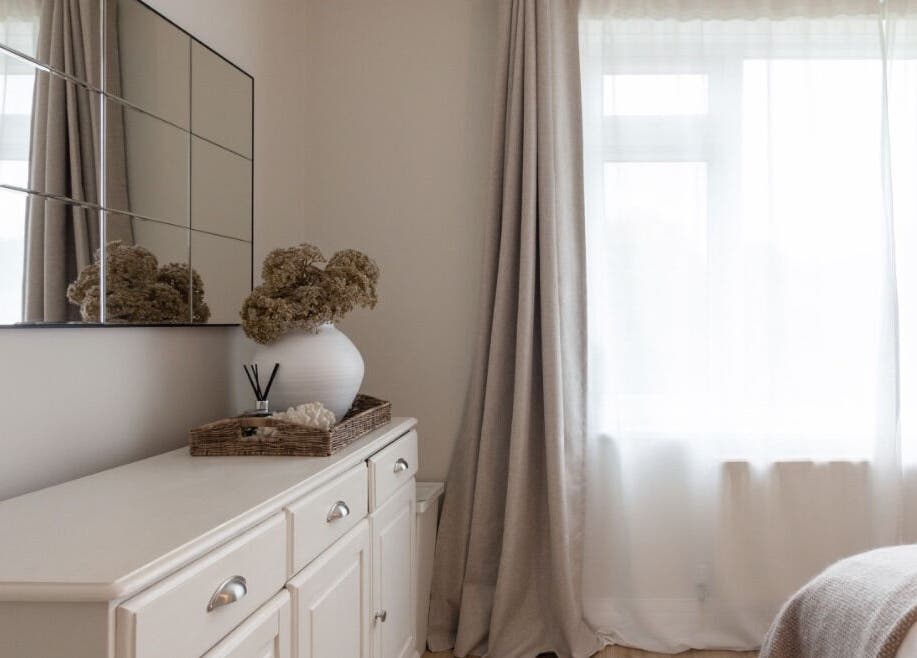 Bright, serene room at Oak + Glow, Chaldon, England, GB, featuring elegant decor and comforting ambiance.