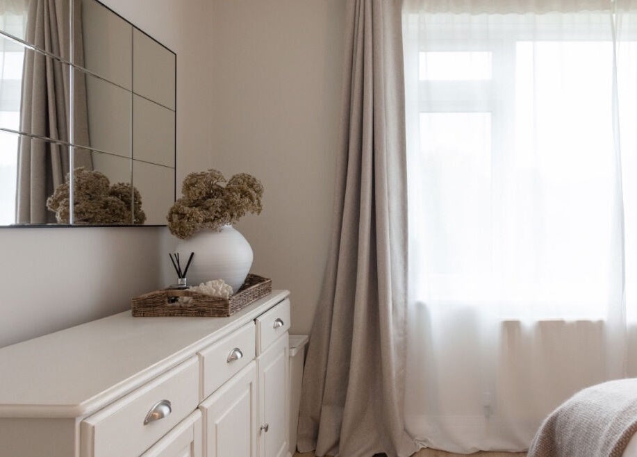 Bright, serene room at Oak + Glow, Chaldon, England, GB, featuring elegant decor and comforting ambiance.